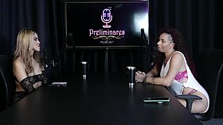 Safada shows she's a slut and gets the host naked