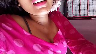 Indian desi bhabhi flaunting her curves for her boyfriend