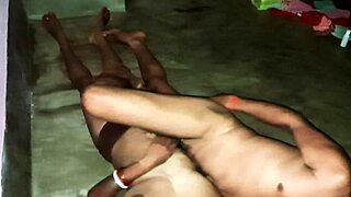 साउथ इंडियन गांव की आंटी ने पति के साथ रैंच के प्राइवेट रूम में नॉटी सेक्स किया