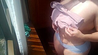 sexy modelo de xvideo siendo grabada, linda en lencería y minifalda, me encanta grabarla así!