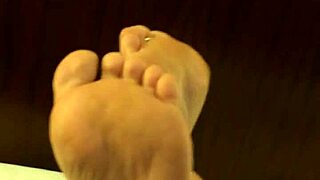 Solo pleasure with foot fetish: High arch rubbing