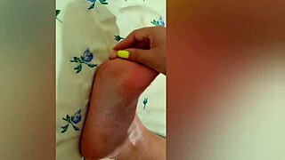 वीडियो मेरी यंग 18+ शेव्ड लेग्स को ईगर फैंस के लिए शोकेस कर रहा है