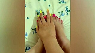 वीडियो मेरी यंग 18+ शेव्ड लेग्स को ईगर फैंस के लिए शोकेस कर रहा है