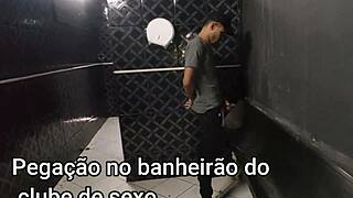 Pegação No Banheirão Do Clube De Sexo.
