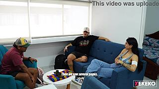 Seduciendo al amigo gay de mi hermanastro mientras estamos solos en casa