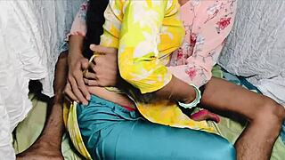 देसी भाभी सलवार कमीज में देवर के साथ वाइल्ड जाती है! 🎅