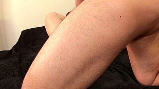 हिजाब वाली अरब मुस्लिम गंद में बड़ा लंड गहरा डालती है।