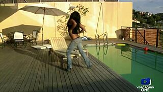 Yesenia rock sexhibe sur le balcon � la vue de tous les voisins undressing latina dancing slut milf pov striptease clothes ripped sexy