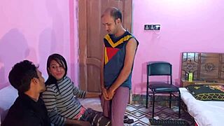 18+ बंगाली बीवी वाइल्ड इंटररेसियल थ्रीसम में चोदती, बहुत गर्म! 🔥