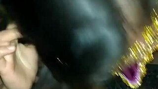 estrenando un juguete anal con latina