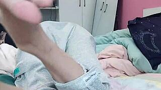 Slim gay teen SUCKS own sexy feet in FETISH play