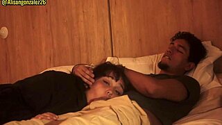 tengo sueño hermanastro, déjame descansar en tus piernas