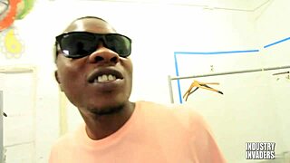 बड़ी गंद वाली टारगेट एम्प्लॉयी स्टॉक रूम में लंड चूसती है - वाह!