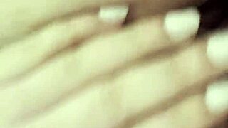 Me masturbo en un baño público mientras no hay nadie