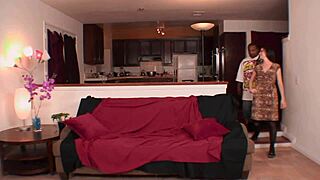 मीना ली फेट ब्लैक कॉक पर हॉट इंटररेसियल बांग में सवार होती है