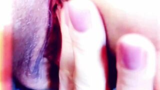 Maturemons Polishing Big Pussy Lips in Close-Up Cougar Action