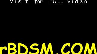 हॉटी को शैकल्स में बंधा हार्डकोर सदोमासोचिज्म प्ले के लिए