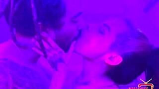 Negro safado entrou no meu banho e me comeu com sua mão grande