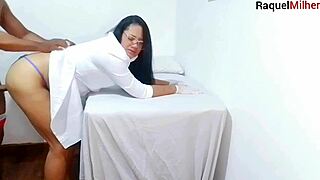 Enfermeira E Estética Observa Ereção Do Paciente