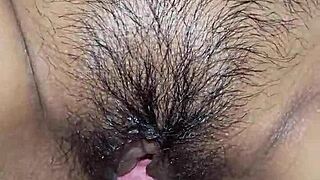 यह क्रीमी लैटिना पस्सी वाइब्रेटर से हॉट हो जाती है! 💦