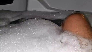 a chi va di farmi compagnia sega in vasca idromassaggio