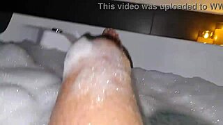 a chi va di farmi compagnia sega in vasca idromassaggio