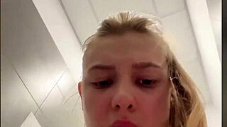 ब्रूनेट सास्किया बेबस्टेशन सेट पर फक होती है 😏