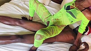 देखो यह बड़ी टिट्स लवर उस बड़े ब्लैक कॉक को हार्डकोर राइड करती है!