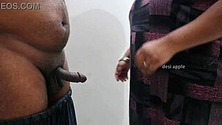 Indian bhabhi ne hard lund ko epic handjob diya, wah! 😍