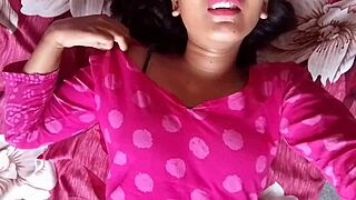 Indian desi bhabhi flaunting her curves for her boyfriend