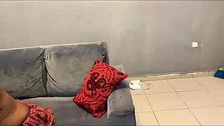 फेलो स्टूडेंट एबोनी स्लॉट को हार्ड पाउंड करता है