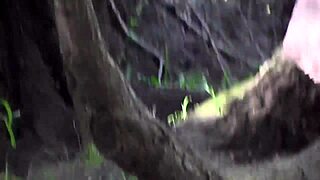 बेला रोसी और मिसी मिंक्स बाहर सेक्स टॉय से मस्ती करती हैं