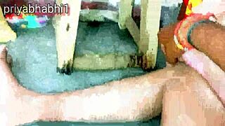 भारतीय गर्लफ्रेंड हार्डकोर चुदाई में रफ मॉन्स्टर लंड लेती है