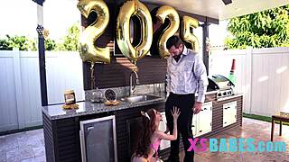 टिनी स्लट न्यू ईयर्स ईव पर वाइल्ड एनकाउंटर में मेसिव लंड ले रही है