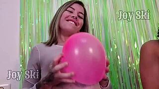 Feliz aniversário prima, vamos nos esfregar com balões na festa.