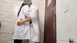 सेक्सी नर्स डॉक्टर के साथ हॉस्पिटल बाथरूम में डीपथ्रोट करती है