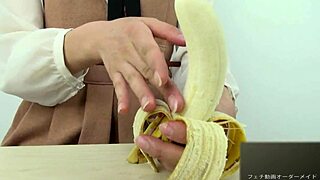 check out this japanese girl crushing a banana with her hands! 🍌
