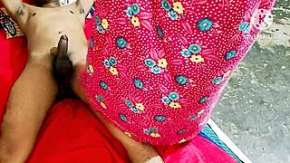 मैं इंडियन भाभी को बॉयफ्रेंड से चुदाई होते देखता हूं हिंदी ऑडियो के साथ।