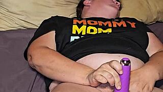 i'm rubbin her clit so hard, makin her moan like crazy