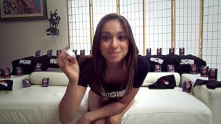 i strech my tight teen pusy with toy's on webcam, so diry