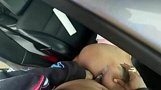 रुक जाओ ताकि मैं तुम्हारी क्रीमी चूत में नट कर सकूं!