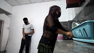 मेरा नेबर क्या कर रहा है, मुझ पर स्टेयर करते हुए जर्क ऑफ कर रहा है जैसे क्रेप?