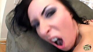 her great body craves anal penetration in threesome