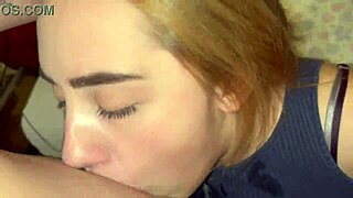 गर्म ब्लॉन्ड डीप थ्रोट लेती है मुँह में कुम के लिए