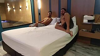 Chamei um amigo pra conhecer a minha nova empregadinha ela adora fazer uns serviços extras