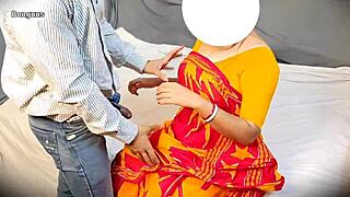 इंडियन भाभी डिलीवरी बॉय को डॉगी स्टाइल में फक करती है