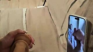 कलेना मित्रक स्विंगर क्लिप में टॉयज़ के साथ खेलती है