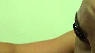 कलेना मित्रक स्विंगर क्लिप में टॉयज़ के साथ खेलती है