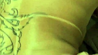 कलेना मित्रक स्विंगर क्लिप में टॉयज़ के साथ खेलती है