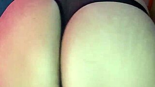 modelando tanguita de sat�n en lencer�a sexy